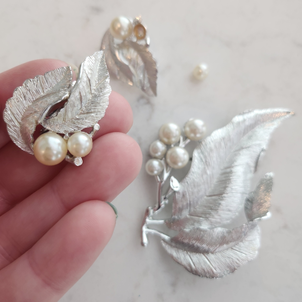 Sarah Coventry 1964 Silvery Splendor Pearl And Leaf Brooch with Clip On Earrings